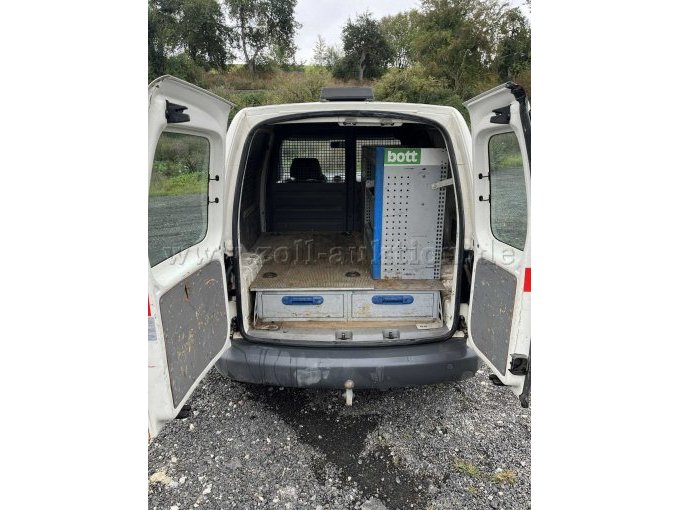 Rückansicht mit geöffneter Heckklappe