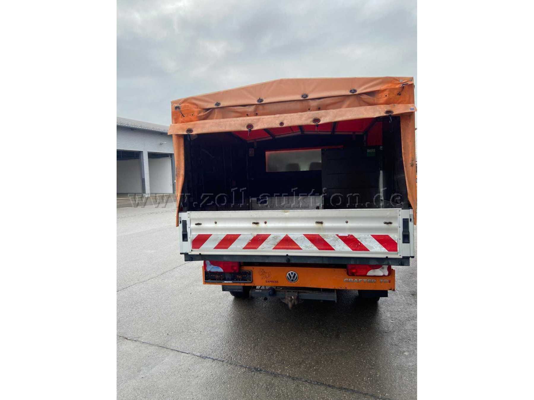 VW Crafter, von hinten, Plane geöffnet