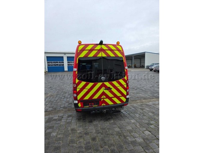 Heckansicht mit der aufgetragenen Warnbeklebung