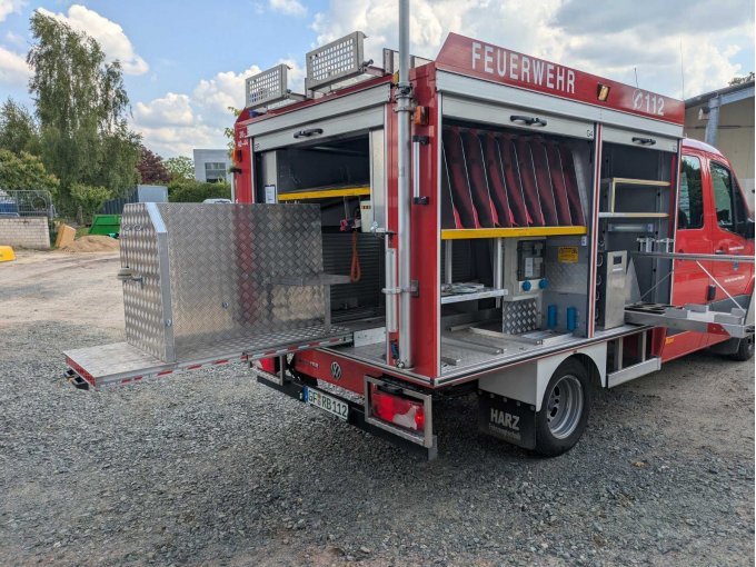 Heckansicht geöffneter Auszug