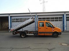 Transporter links mit angekippter Brücke