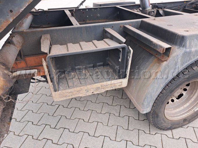 Staukasten unter der Pritsche (Deckel defekt)