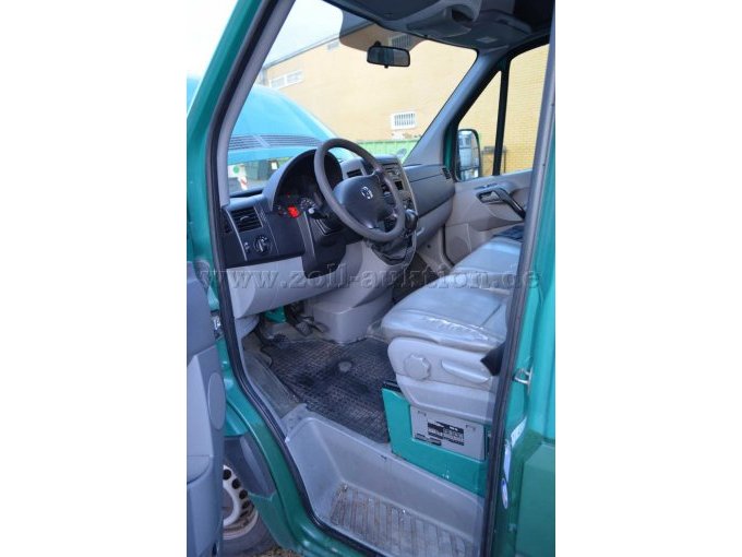 Fahrerkabine von links