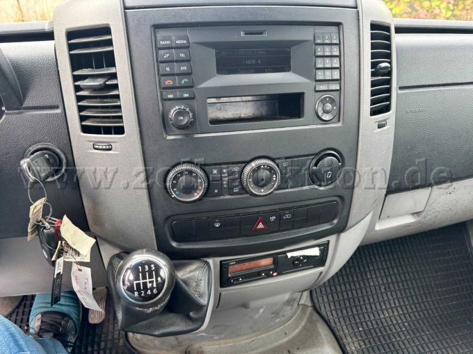 1 VW Crafter met laadbak, 5 ton maximaal toegestaan totaalgewicht – foto 9 – kavel bij Zoll-Auktion, Bielefeld