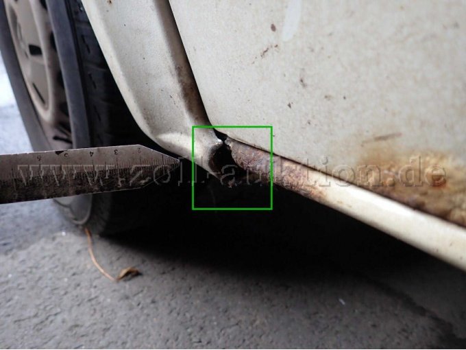 Kotflügel vorn links zerkratzt und unterhalb lose