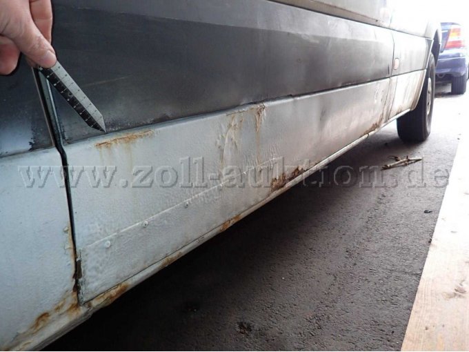 Schiebetür rechts deformiert / korrodiert