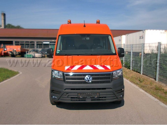 VW - Crafter - von vorne mit Delle in der Motorhaube