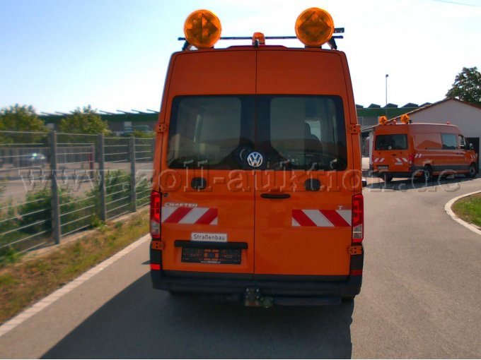 VW - Crafter - von hinten mit Loch in der linken Hecktüre