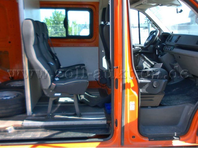 VW - Crafter - Einstieg durch Schiebetüre und Beifahrertüre mit Innenausbau