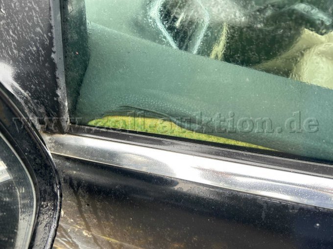 Detailaufnahme der gelösten Türverkleidung