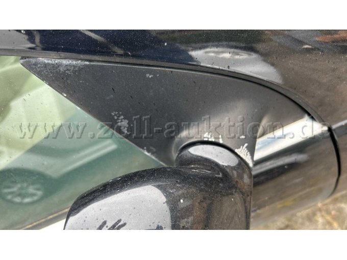 Detailaufnahme Spiegel/Tür mit Schäden