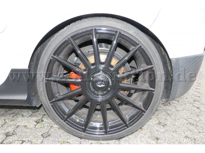 Detailaufnahme 2 Reifen + Felge hinten links