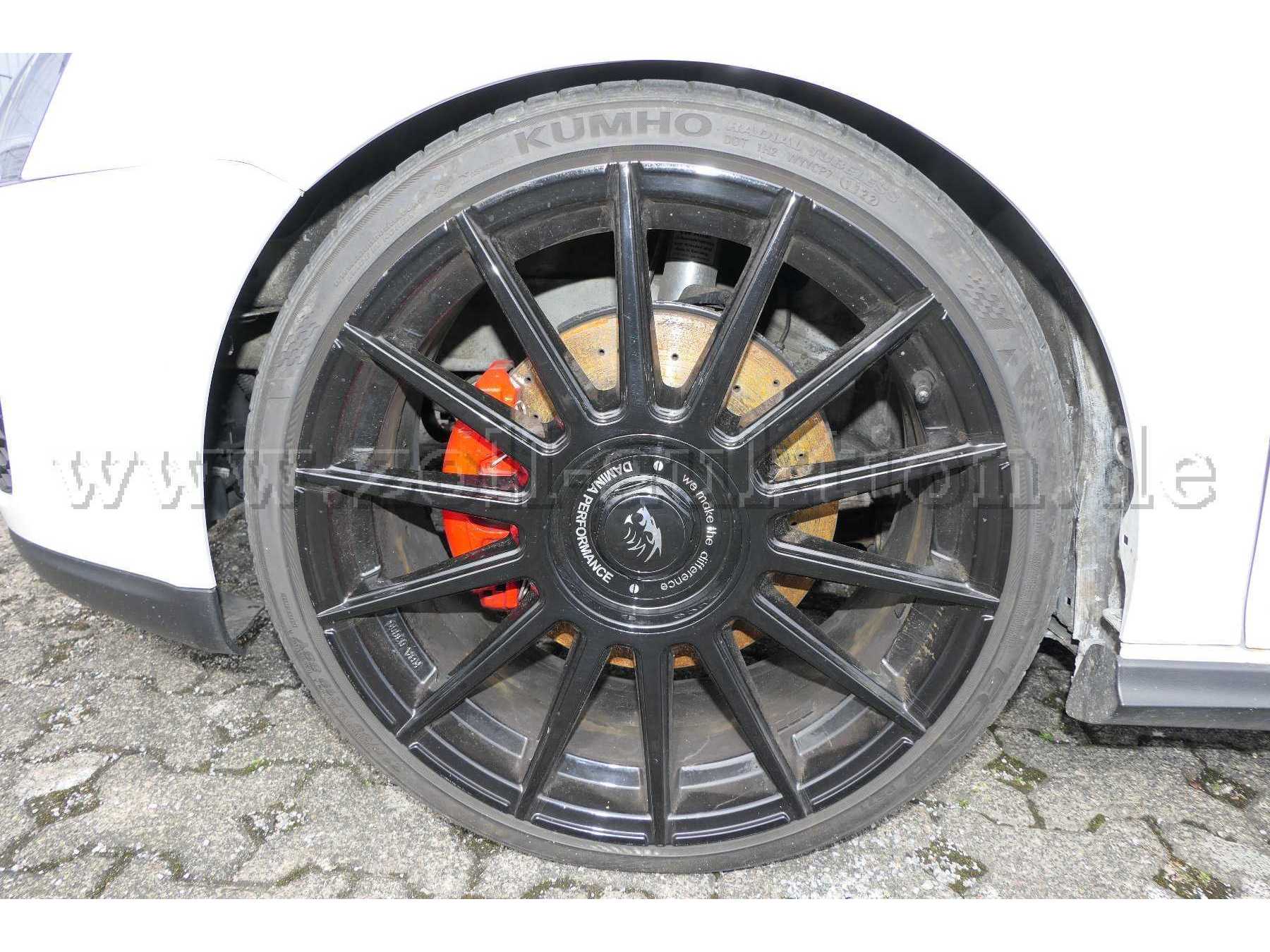 Detailaufnahme 2 Reifen + Felge vorne links