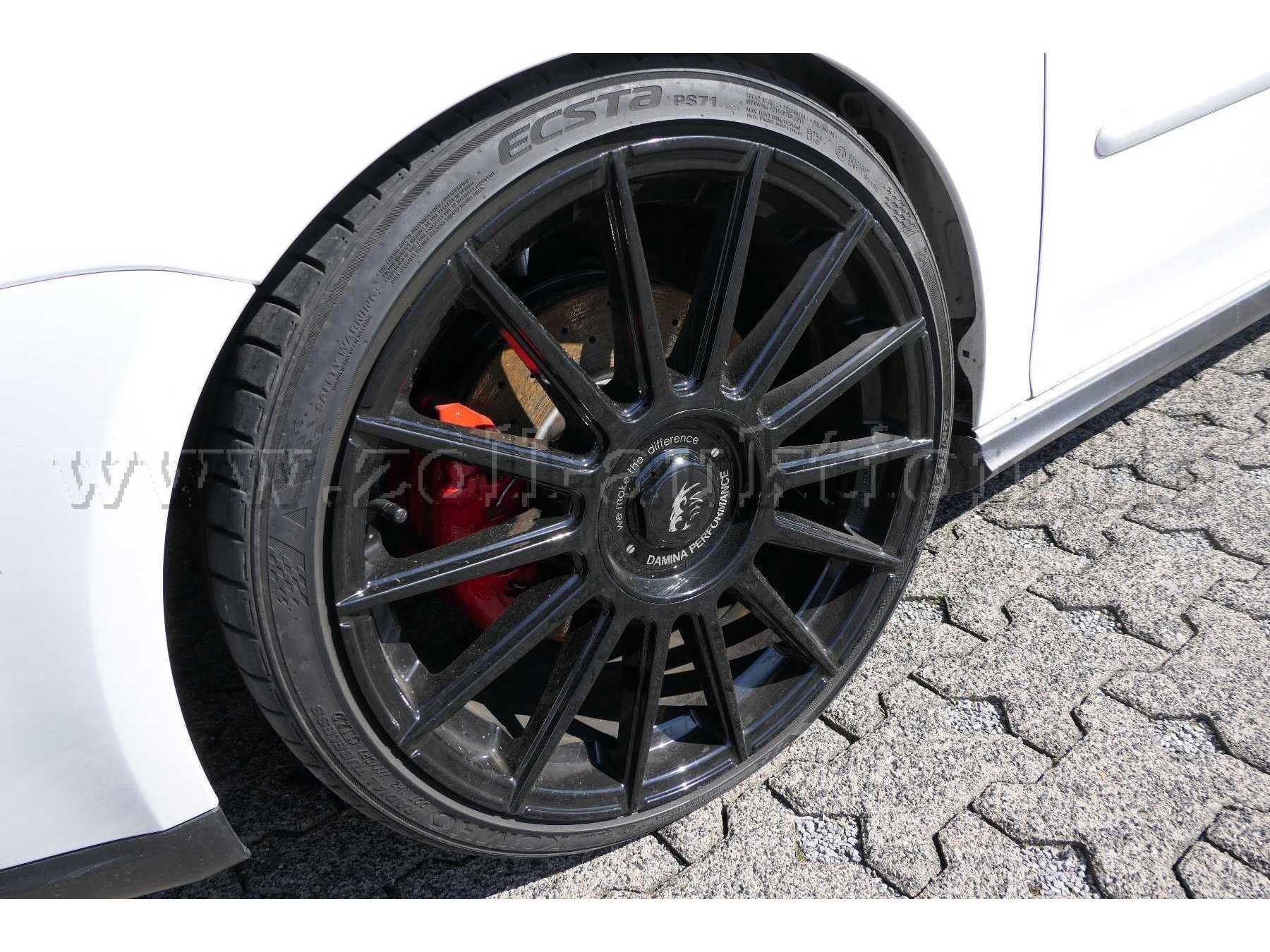 Detailaufnahme 1 Reifen + Felge vorne links