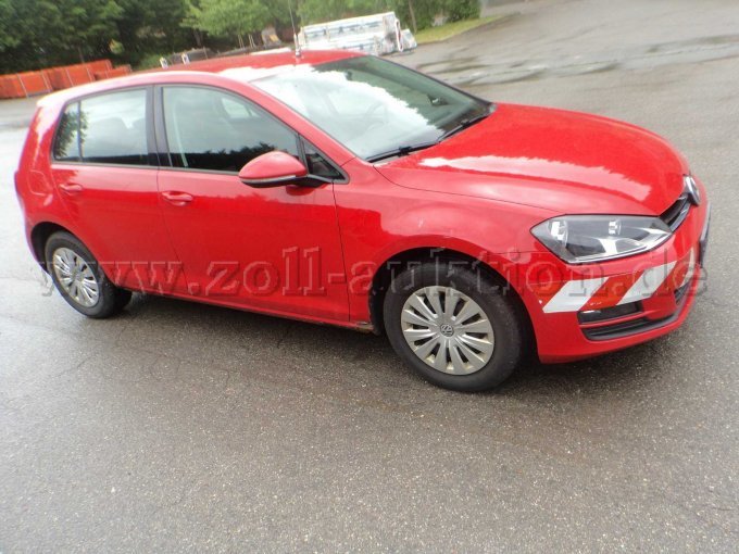 VW Golf, seitlich von vorne Beifahrerseite
