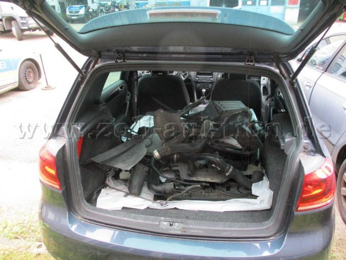 Kofferraum mit Fahrzeugteilen