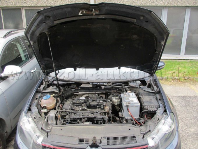 Technikbereich und Innenseite Motorhaube