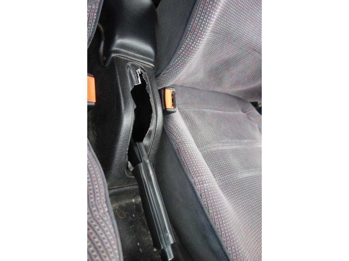 Verkleidung Handbremse beschädigt