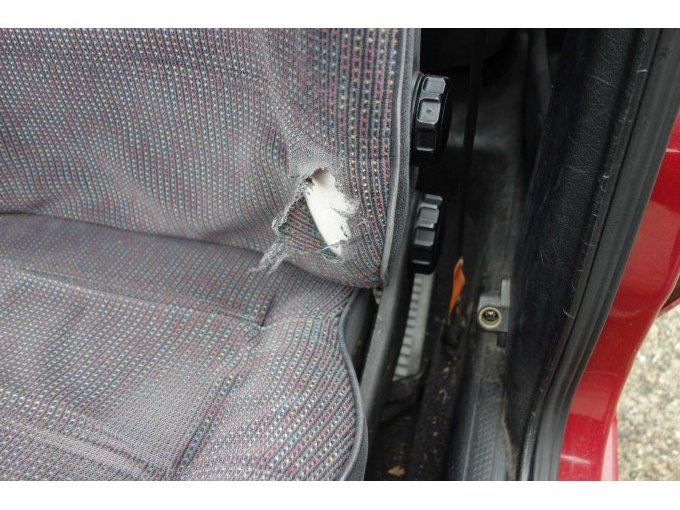 Fahrersitz beschädigt