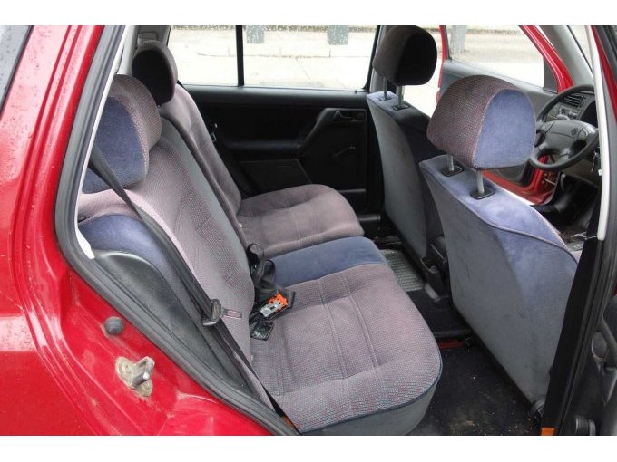 Rücksitze, beschädigte Gurtschlossverkleidung