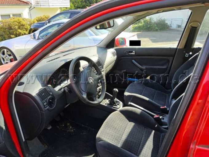 1 VW Golf IV, 5 Türer, EZ: 1998 – foto 3 – kavel bij Zoll-Auktion, Bad Eilsen