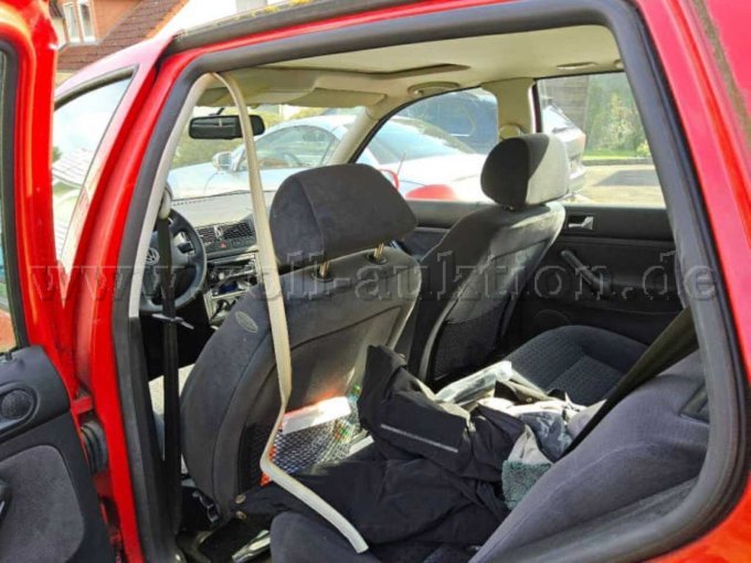 1 VW Golf IV, 5 Türer, EZ: 1998 – foto 6 – kavel bij Zoll-Auktion, Bad Eilsen