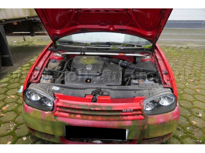 PKW Golf IV
Ansicht offene Motorhaube