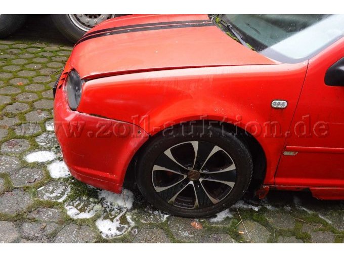 PKW Golf Ansicht Seite Felge und Motorhaube