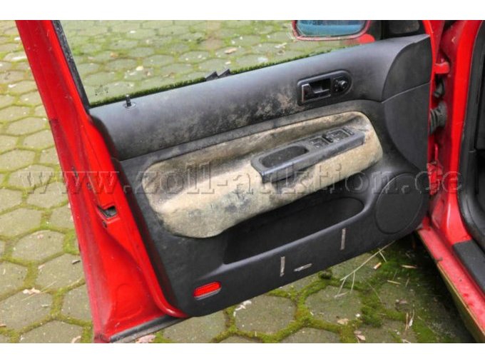 PKW Golf IV
offene Fahrertür