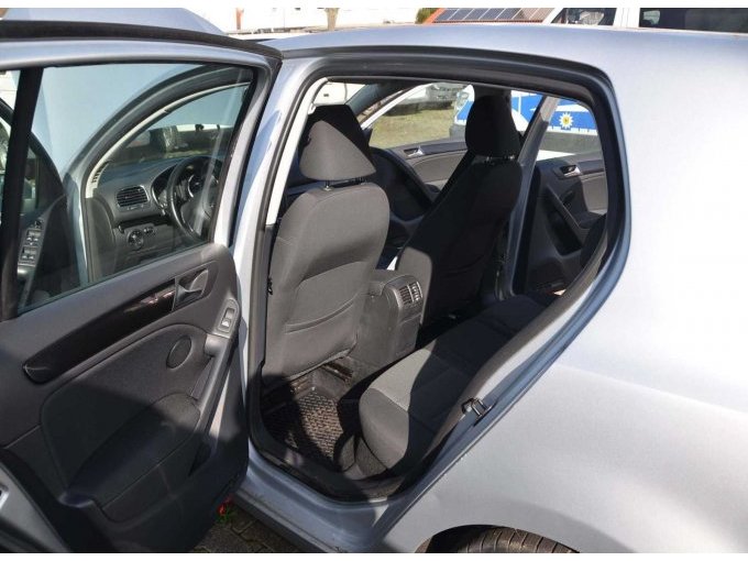 Ansicht Fahrerseite hinte geöffnete Tür