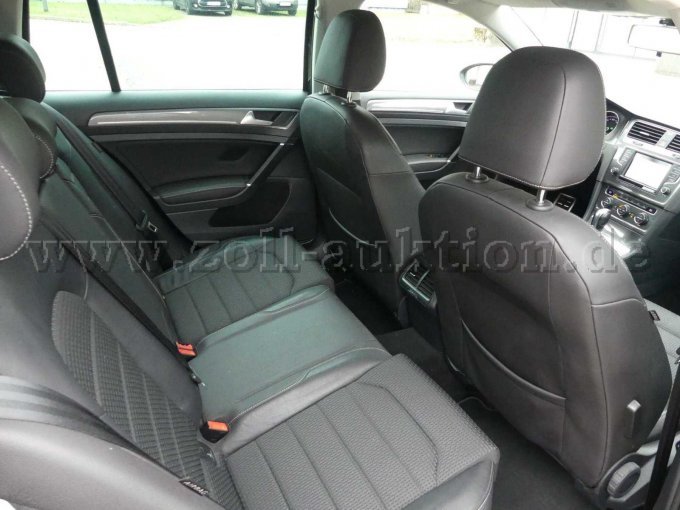 Einstieg und Fahrgastraum hinten rechts