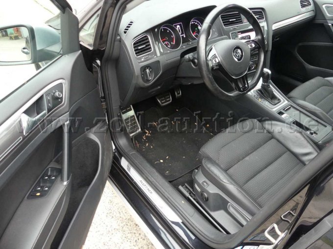 Einstieg und Fahrgastraum vorn links