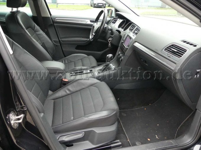 Einstieg und Fahrgastraum vorn rechts