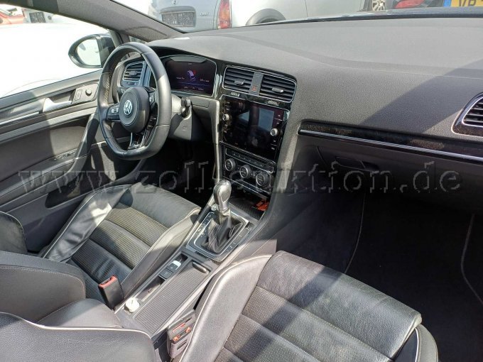 VW Golf R - Armaturen von Beifahrerseite aus