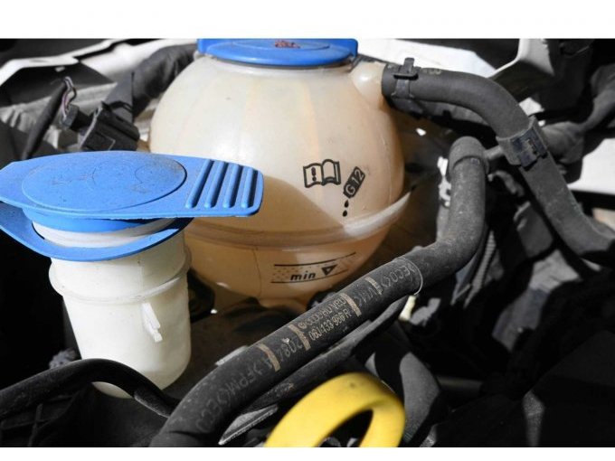 Kühlflüssigkeitsverlust:
Kein Kühlflüssigkeitsstand
erkennbar