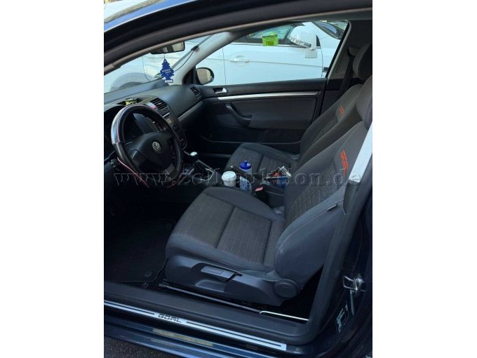 Innenraum Vordersitze.jpg