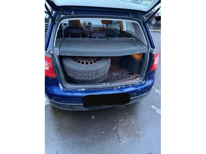 Kofferraum mit zwei Rädern auf Stahlfelge.jpg