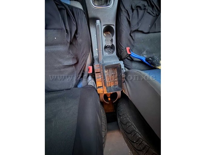 Fehlende Abdeckung hinter Handbremse.jpg