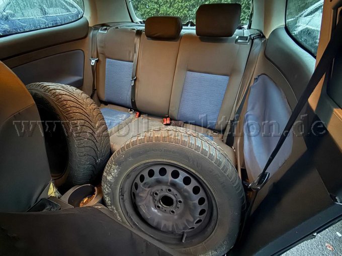 Innenansicht Rücksitze mit zwei Rädern auf Stahlfelge.jpg