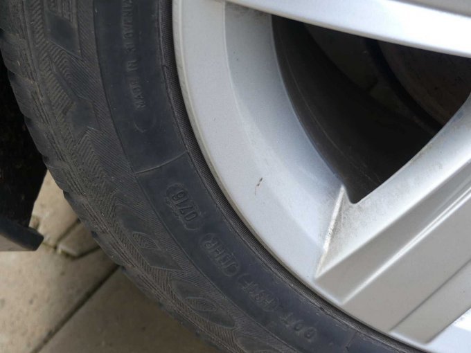 Beispiel Reifen mit Alterungsrissen