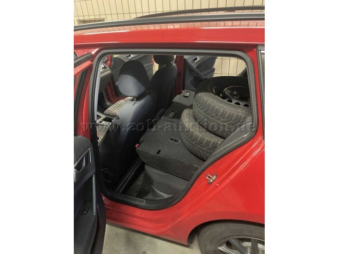 Fahrgastraum Fahrerseite -Rücksitzbank umgeklappt mit zweitem Reifensatz