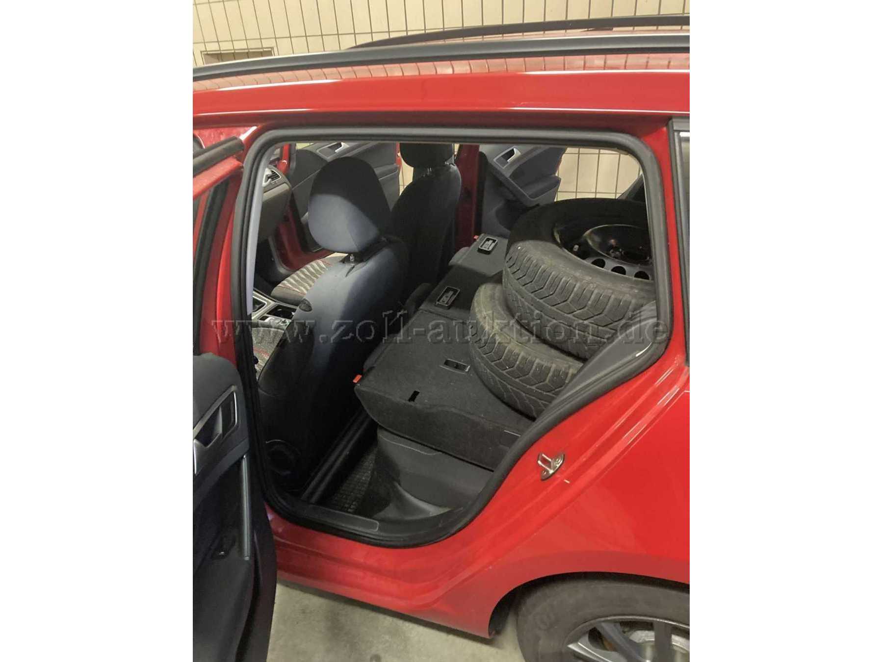Fahrgastraum Fahrerseite -Rücksitzbank umgeklappt mit zweitem Reifensatz