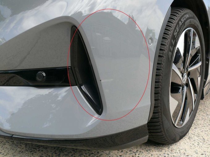 Beispielschaden Stoßfänger vorne links mit leichtem Anfahrschaden