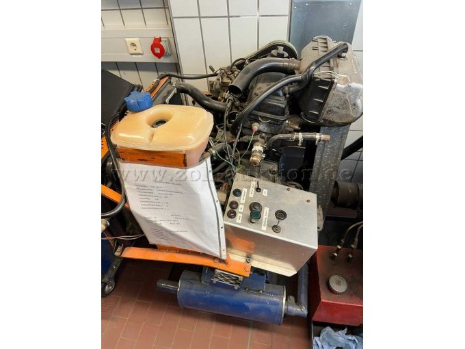 KFZ-Schulungsmotor VW, Typ Golf 1 (Diesel) - Ansicht seitlich