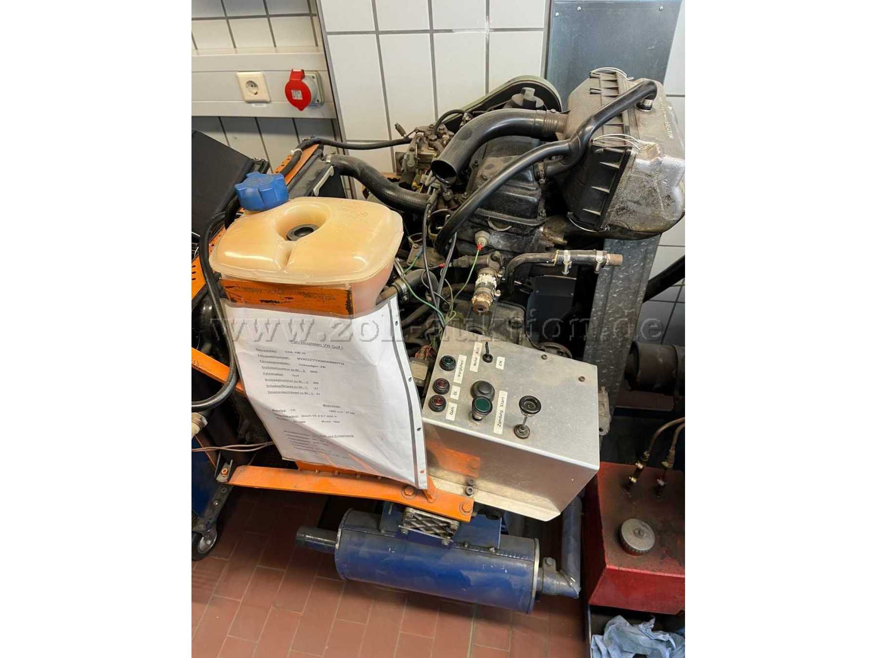 KFZ-Schulungsmotor VW, Typ Golf 1 (Diesel) - Ansicht seitlich
