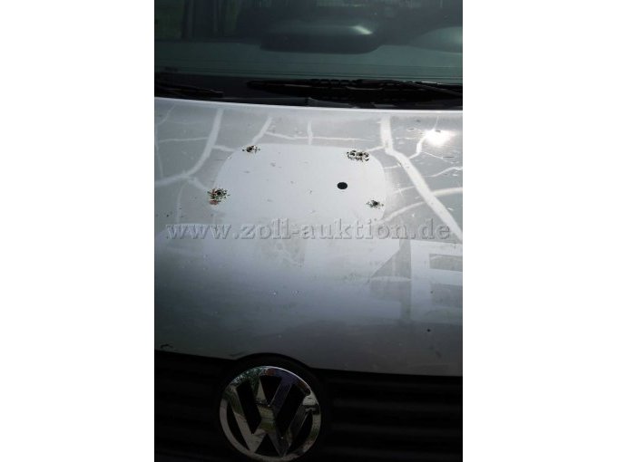 Motorhaube mit Rückbauschäden und Lackschäden