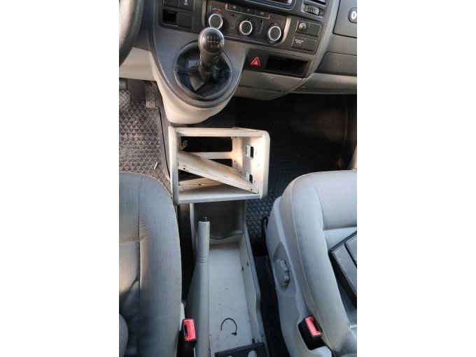 Mittelkonsole mit Rückbauresten Sonderausstattung/Polizei