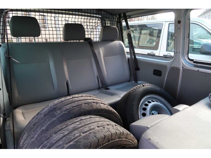 Fahrgastraum mit 3er-Rückbank und Trenngitter zum Kofferraum