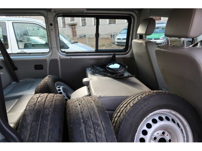 Fahrgastraum mit umgeklappter Rücksitzbank.
Im Fahrzeug der linke Aussenspiegel und zweiter Radsatz.