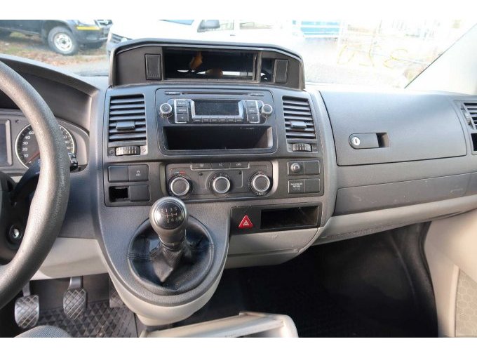 Mittelkonsole mit Radio/CD, Bedienelementen, Rückbauschäden Sonderausstattung/Polizei, 6-Gang Schaltgetriebe